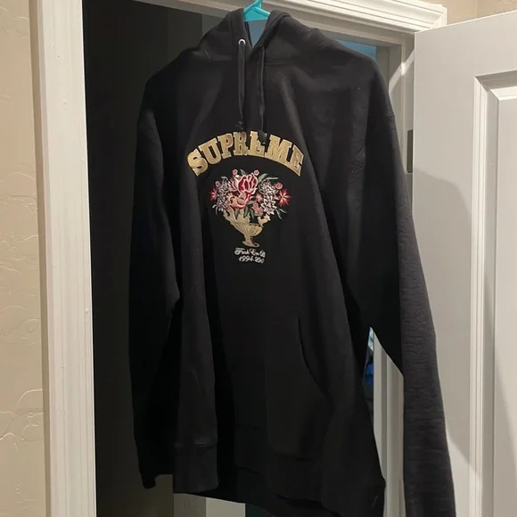 Supreme | Shirts | Xl Mens Supreme Hoodie | Poshmark